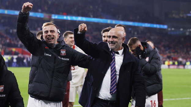 Главный тренер сборной Польши Михал Пробеж (справа) и Камиль Гросицкий. Камиль Гросицкий и главный тренер сборной Польши Михал Пробеж