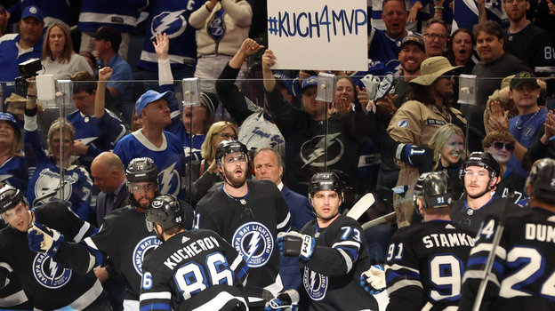 Никита Кучеров (№86) принимает поздравления после 100-й передачи в сезоне НХЛ.