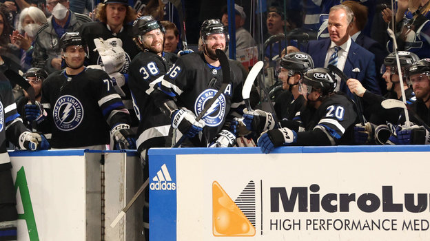 Никита Кучеров (№86) принимает поздравления после 100-й передачи в сезоне НХЛ.