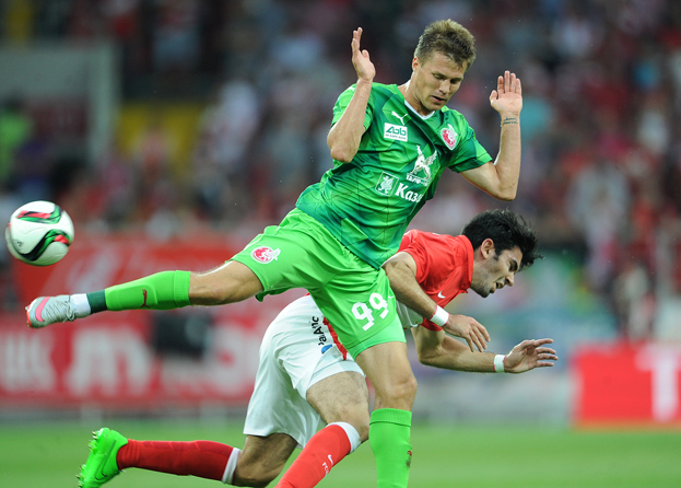 Максим Канунников и Сердар Таски. Футболисты Максим Канунников и Сердар Таски в матче «Спартак» - «Рубин» в 2015 году