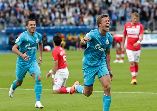 Максим Канунников в матче за «Зенит» в 2012 году. Футболист Максим Канунников в матче за «Зенит» в 2012 году