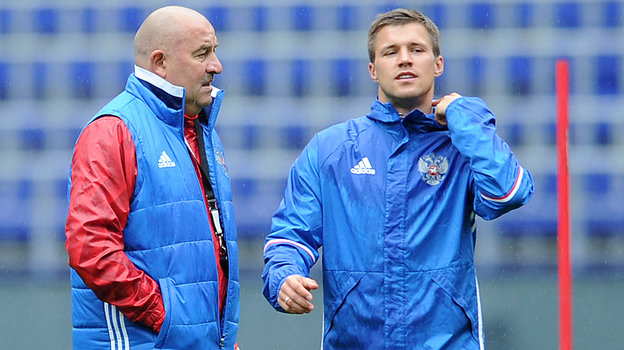 Станислав Черчесов и Максим Канунников. Станислав Черчесов и Максим Канунников на тренировке сборной России