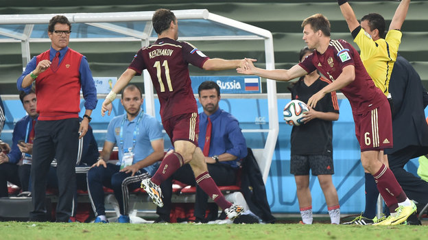 Максим Канунников (справа) выходит на замену вместо Александра Кержакова в матче Алжир - Россия на чемпионате мира-2014. Максим Канунников (справа) выходит на замену вместо Александра Кержакова в матче Алжир - Россия на чемпионате мира-2014