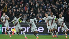 «Байер» спас историческую серию, Мартинес взбесил фанатов соперника и напомнил о финале ЧМ-2022, «Рома» прошла «Милан»