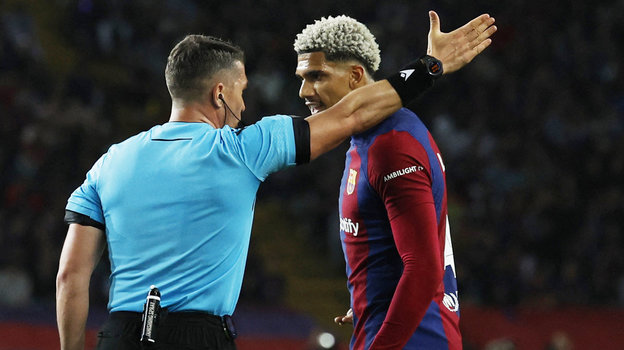 Рональд Араухо спорит с судьей Иштваном Ковачем. Футболист «Барселоны» Рональд Араухо спорит с судьей Иштваном Ковачем