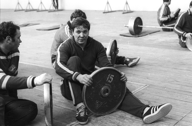 Александр Мальцев на тренировке сборной СССР в 1973 году. Хоккеист Александр Мальцев на тренировке сборной СССР в 1973 году