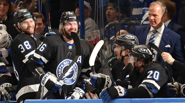 Никита Кучеров с партнерами по «Тампе». Хоккеист Никита Кучеров и его партнеры по «Тампе»