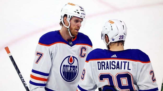 Коннор Макдэвид (слева) и Леон Драйзайтль. Хоккеисты «Эдмонтона» Коннор Макдэвид (слева) и Леон Драйзайтль.