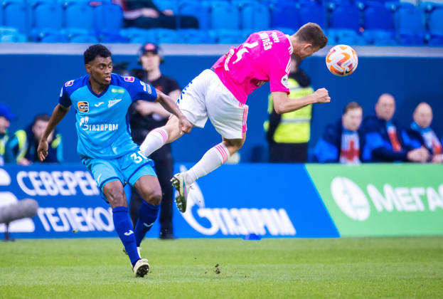 Матео Кассьерра и Данила Хотулев. Футболисты Матео Кассьерра и Данила Хотулев в матче «Зенит» - «Оренбург»