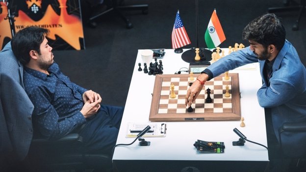 Гукеш Доммараджу (справа) выиграл турнир претендентов-2024.