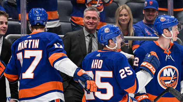 Патрик Руа (в центре) в окружении игроков «Айлендерс».