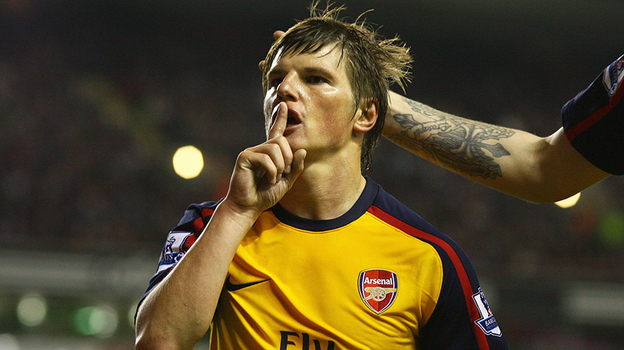 Андрей Аршавин в фирменном стиле празднует гол «Ливерпулю».