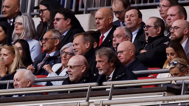 Джим Рэдклифф (справа в нижнем ряду) посетил матч «Ковентри» - «Манчестер Юнайтед».