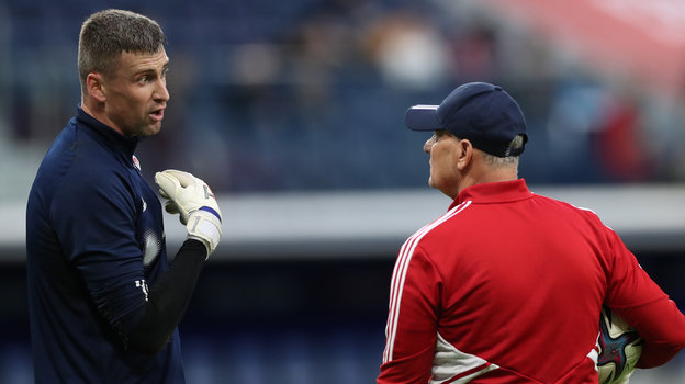 Сергей Песьяков и тренер вратарей Виталий Кафанов перед матчем сборной России.