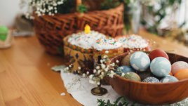 Куличи и яйца на столе