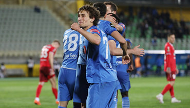 Игроки махачкалинского «Динамо» в матче с «Енисеем».