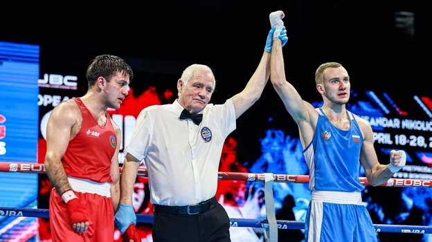 Эдуард Саввин (справа) в 1/8 финала победил азербайджанца Шамиля Аскерова.