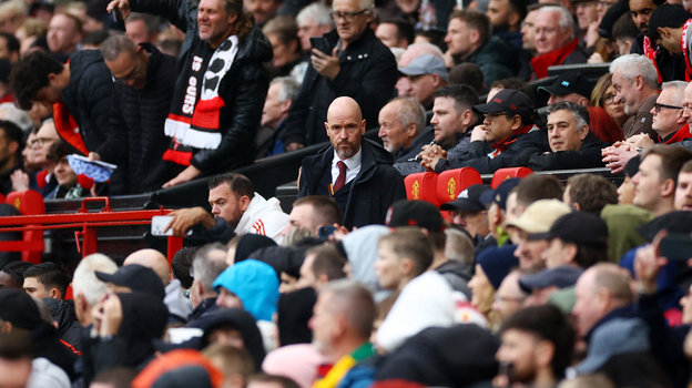 Эрик тен Хаг на трибуне. Главный тренер «Манчестер Юнайтед» Эрик тен Хаг