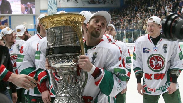 Хоккеист Янне Песонен с Кубком Гагарина-2010.