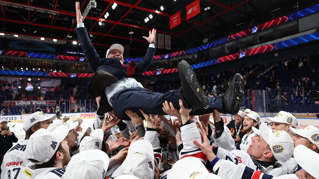 Хоккеисты «Металлурга» качают на руках главного тренера команды Андрея Разина. Хоккеисты «Металлурга» качают на руках главного тренера команды Андрея Разина после победы в Кубке Гагарина