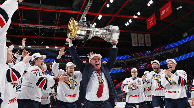 Андрей Разин с Кубком Гагарина.