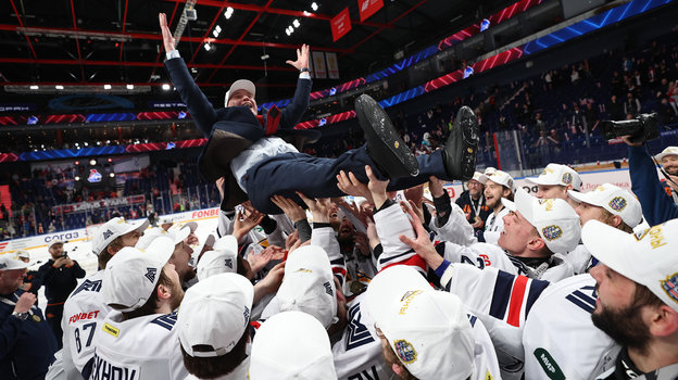 Хоккеисты «Металлурга» качают на руках главного тренера команды Андрея Разина. Хоккеисты «Металлурга» качают на руках главного тренера команды Андрея Разина после победы в Кубке Гагарина