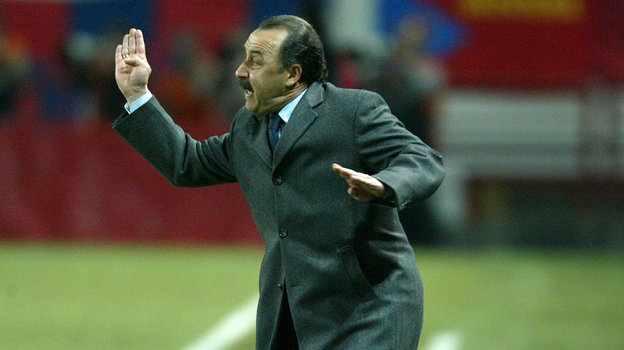 Валерий Газзаев в матче против «Осера» в 2005 году. Главный тренер ЦСКА Валерий Газзаев в матче против «Осера» в 2005 году.