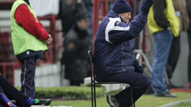 Ги Ру во время первого матча 1/4 финала Кубка УЕФА между ЦСКА и «Осером» в Москве 7 апреля 2005 года (4:0). Главный тренер «Осера» Ги Ру в матче Кубка УЕФА против ЦСКА в 2005 году.