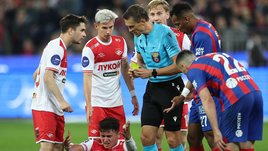 Казарцев не назначил два пенальти и не удалил Мойзеса. Сколько ошибок совершил судья в матче ЦСКА — «Спартак»?