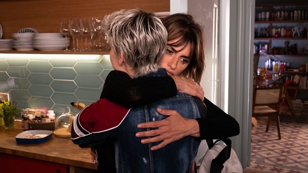 Кадр из фильма «Параллельные матери»