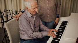 Вячеслав Герасименков за роялем.