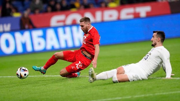 Иван Сергеев забивает сборной Сербии в товарищеском матче.