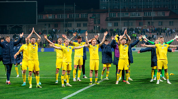 Футболисты сборной Украины благодарят болельщиков после матча с Боснией.