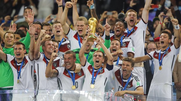Сборная Германии с трофеем ЧМ-2014.