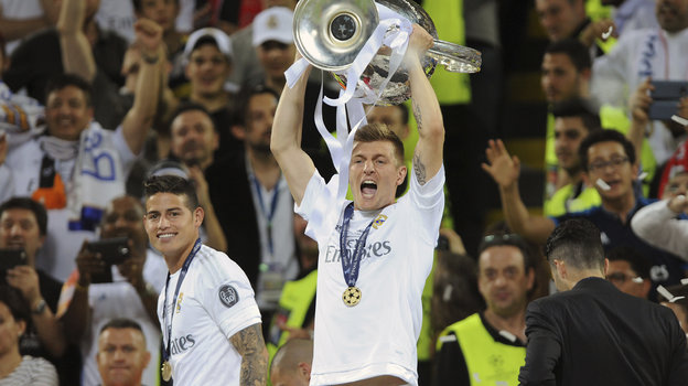 Хамес Родригес и Тони Кроос после победы в Лиге чемпионов сезона-2021/22.