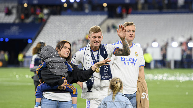 Тони Кроос с женой Джессикой, братом Феликсом и детьми.