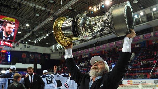 Геннадий Величкин с Кубком Гагарина в 2016 году.