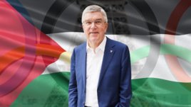 Президент МОК Томас Бах на фоне флагов Палестины и МОК