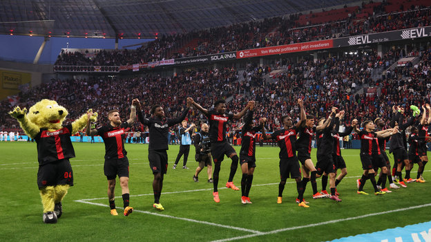 Футболисты «Байера» благодарят болельщиков за поддержку. Футболисты «Байера» благодарят болельщиков за поддержку