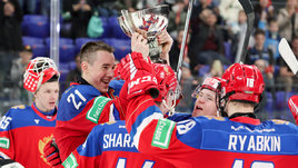 Хоккеисты молодежной сборной России с Кубком будущего