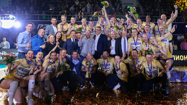 Волейболистки «Динамо-Ак Барс» празднуют победу в чемпионате России. Волейболистки «Динамо-Ак Барс» - чемпионки России