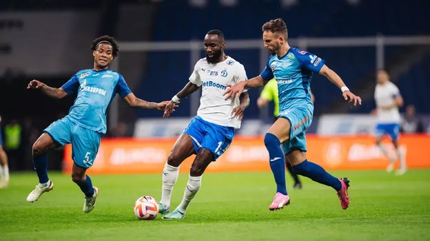 Муми Нгамале (в центре).