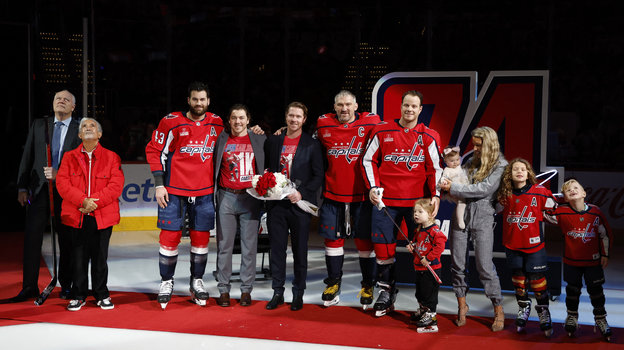 Том Уилсон (№43), Ти Джей Оши, Никлас Бэкстрем, Александр Овечкин и Джон Карлсон (справа с семьей) — пять чемпионов НХЛ-2018. Игроки ХК «Вашингтон Кэпиталз» Том Уилсон, Ти Джей Оши, Никлас Бэкстрем, Александр Овечкин, Джон Карлсон.