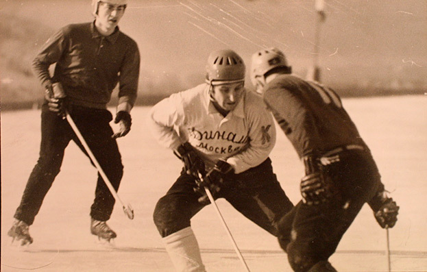 Валерий Маслов играет в хоккей с мячом.