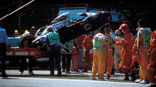 Болид Айртона Сенны после аварии.