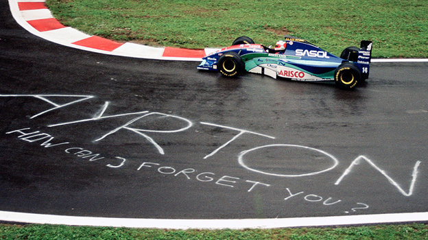 Надпись на трассе, посвященная трагической гибели Айртона Сенны.