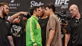 Бойцы ММА Алешандре Пантожа (в зеленом) и Стив Эрцег подерутся на турнире UFC 301.