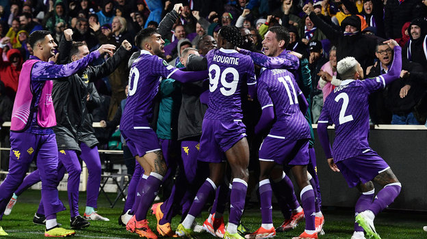 Футболисты «Фиорентины» в матче против «Брюгге». Футболисты «Фиорентины» в матче против «Брюгге»