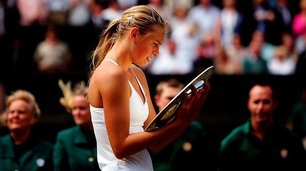 Мария Шарапова с чемпионским трофеем Уимблдона-2004. Теннисистка Мария Шарапова с чемпионским трофеем Уимблдона в Лондоне в 2004 году.