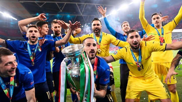 Джанлуиджи Доннарумма с партнерами по сборной Италии радуются победе на Евро-2020.